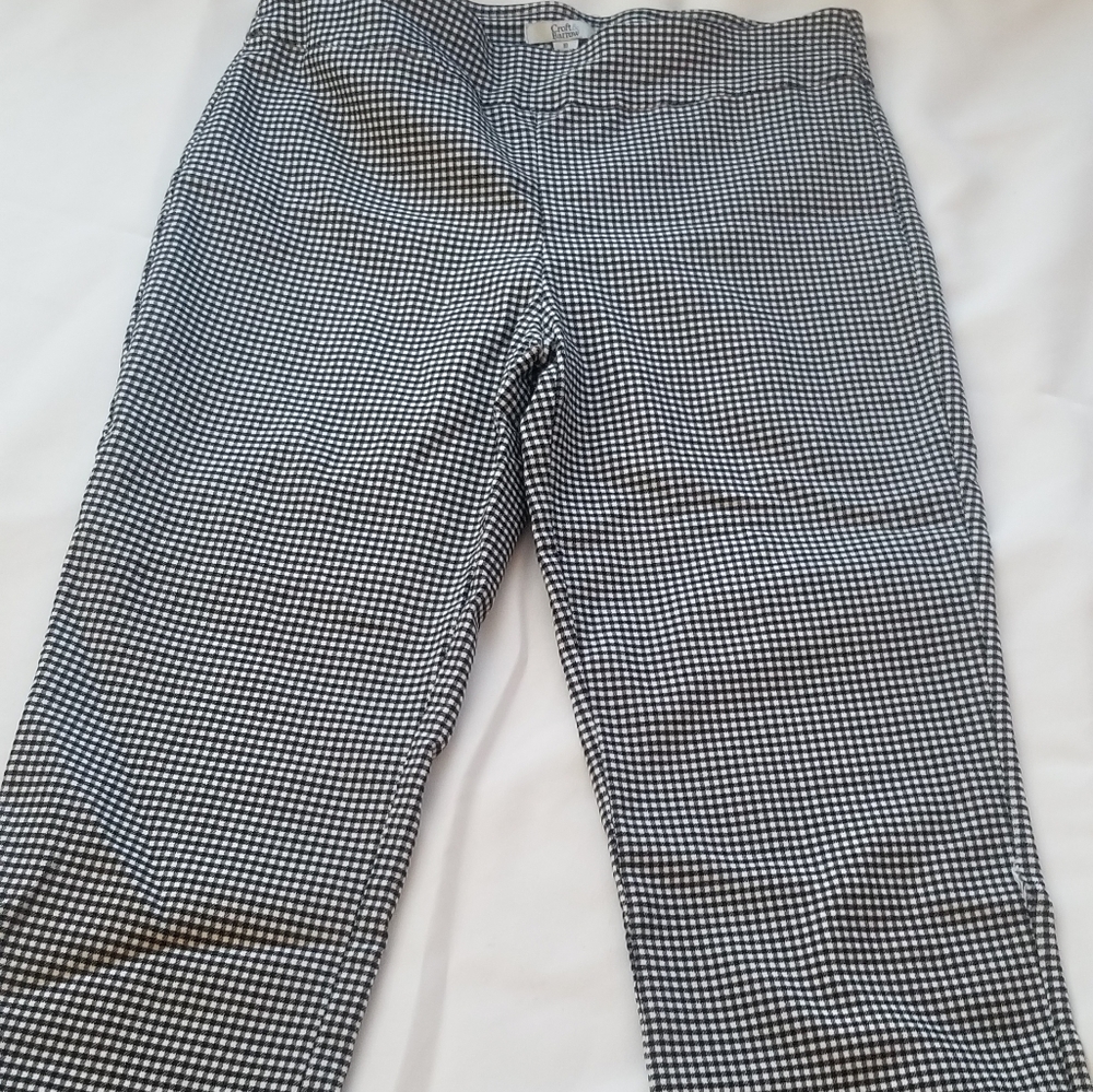 Size 10 cropped pants, black and white